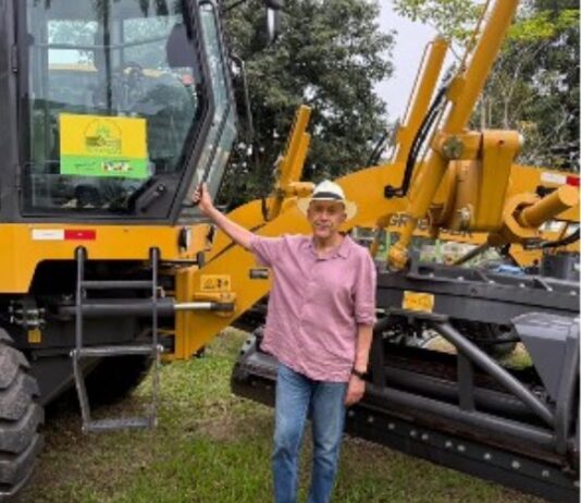 Senador Confúcio Moura entrega motoniveladoras para Rondônia