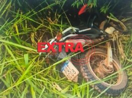 Motocicleta furtada é recuperada pela Polícia Militar em meio a matagal em Corumbiara