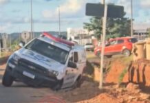 Viatura da PM sofre falha mecânica e sai da pista durante acompanhamento tático em Vilhena