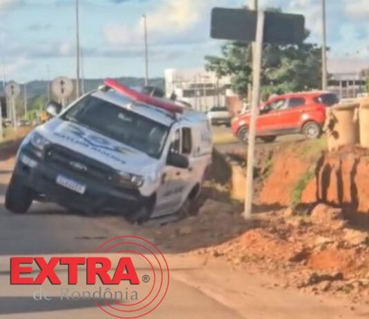 Viatura da PM sofre falha mecânica e sai da pista durante acompanhamento tático em Vilhena