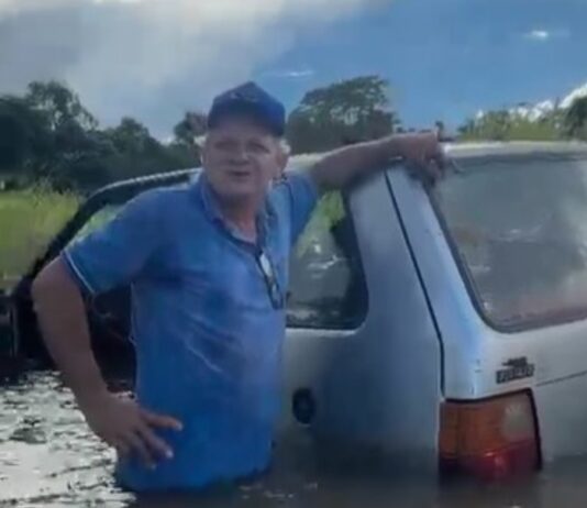 VÍDEO: carro começa a flutuar após grupo tentar atravessar trecho alagado em Rolim de Moura