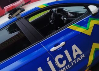 Homem aborda motociclista na chegada de residência e foge em carro de aplicativo após roubar celular em Vilhena