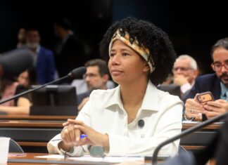 Deputada Sílvia Cristina votou a favor da PEC 383, que assegura recursos para a assistência social