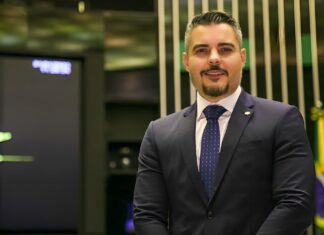 Thiago Flores assina PEC contra casamento infantil no Brasil