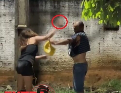 VÍDEO: mulher tem ataque de fúria, agride atual e ex-companheiro a pauladas, pedradas e mordidas em Vilhena
