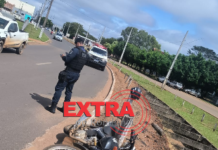 Pai e filho ficam feridos após sofrerem queda de motocicleta em Vilhena