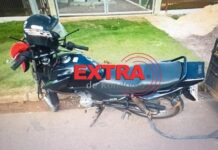 Motociclista se distrai, bate em meio-fio e atinge poste em Vilhena