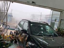 VÍDEO: carro invade supermercado após motorista confundir pedais e derruba porta em Vilhena