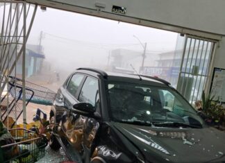VÍDEO: carro invade supermercado após motorista confundir pedais e derruba porta em Vilhena