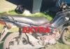 Motocicleta com indícios de adulteração é encontrada abandonada em terreno baldio em Cerejeiras