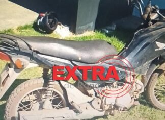 Motocicleta com indícios de adulteração é encontrada abandonada em terreno baldio em Cerejeiras