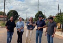 Gislaine Lebrinha acompanha obra de calçadas em Seringueiras
