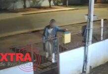 Homem é flagrado deixando flores durante madrugada e intriga moradores em Vilhena