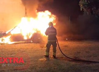 VÍDEO: carro é destruído por incêndio durante a noite no bairro Orleans em Vilhena
