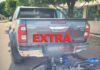 Motociclista sofre fratura na perna após colisão envolvendo carro que saía de vaga e caminhonete estacionada em Vilhena