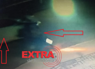 Mãe e dois filhos ficam feridos após colisão entre carro e motoneta no bairro Orleans em Vilhena