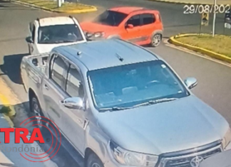 Engavetamento no centro de Vilhena deixa criança de 6 anos ferida após picape parar na via