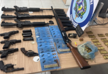 PM apreende fuzis, pistolas e mais de 600 munições em Vilhena; motorista fugiu