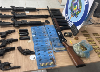PM apreende fuzis, pistolas e mais de 600 munições em Vilhena; motorista fugiu