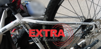 Bicicleta abandonada em terreno baldio é recolhida pela polícia no bairro Cidade Verde IV, em Vilhena