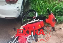 Ciclista fica ferida após colidir bicicleta elétrica contra carro estacionado no bairro Orleans em Vilhena