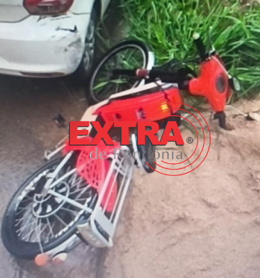 Ciclista fica ferida após colidir bicicleta elétrica contra carro estacionado no bairro Orleans em Vilhena