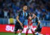 Grêmio amassa Inter com show de Carlos Vinícius e vai encarar Galo na semi da Copa do Brasil