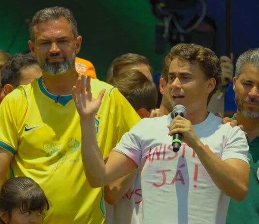 Bruno Scheid e Nikolas Ferreira levantam bandeiras “Fora Lula” e “Fora Moraes” em ato com apoiadores em Ji-Paraná