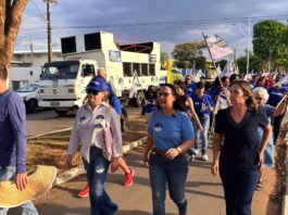 Rosangela Donadon arrasta multidão em caminhada por avenidas de Vilhena