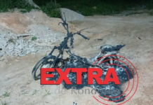 Motoneta furtada é encontrada destruída pelo fogo no bairro Ipanema em Vilhena