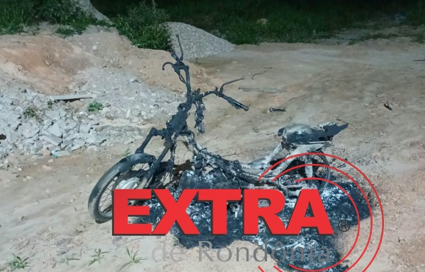 Motoneta furtada é encontrada destruída pelo fogo no bairro Ipanema em Vilhena