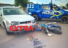 Colisão entre carro e motoneta deixa condutora com suspeita de fratura na perna no centro de Vilhena