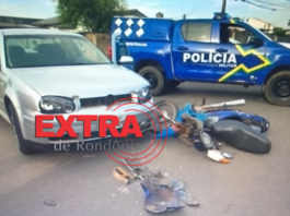 Colisão entre carro e motoneta deixa condutora com suspeita de fratura na perna no centro de Vilhena