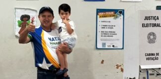 Natan Donadon vota na escola Álvares de Azevedo e acompanha apuração em Vilhena