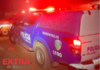 Motorista embriagado sofre pane seca, perde o controle de carro e atinge moto e muro de residência em Vilhena