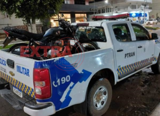 Motociclista é preso durante blitz após tentar fugir e ser flagrado com placa falsa em Vilhena