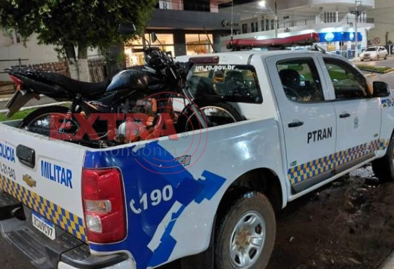 Suspeitos em moto com placa dobrada fogem da PM, chutam viatura e entram em mata após queda em Vilhena